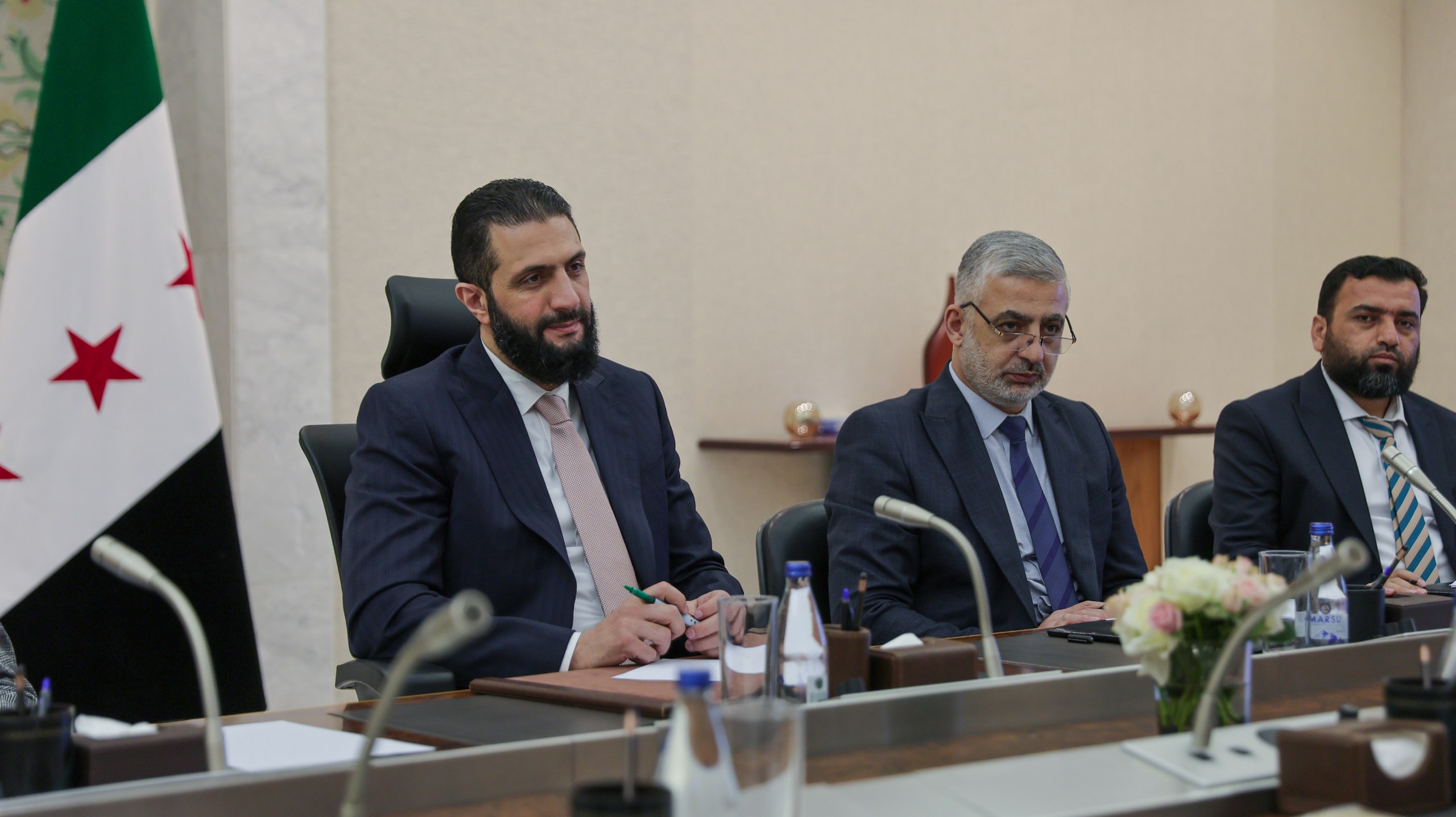 بعدما كشفت كؤوس المرطبات عن وجود شخصين مجهولين: من يدير الحكومة فعلياً؟